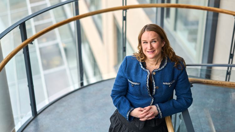 Bildet av kvinne med brunt hår som står i en trapp 